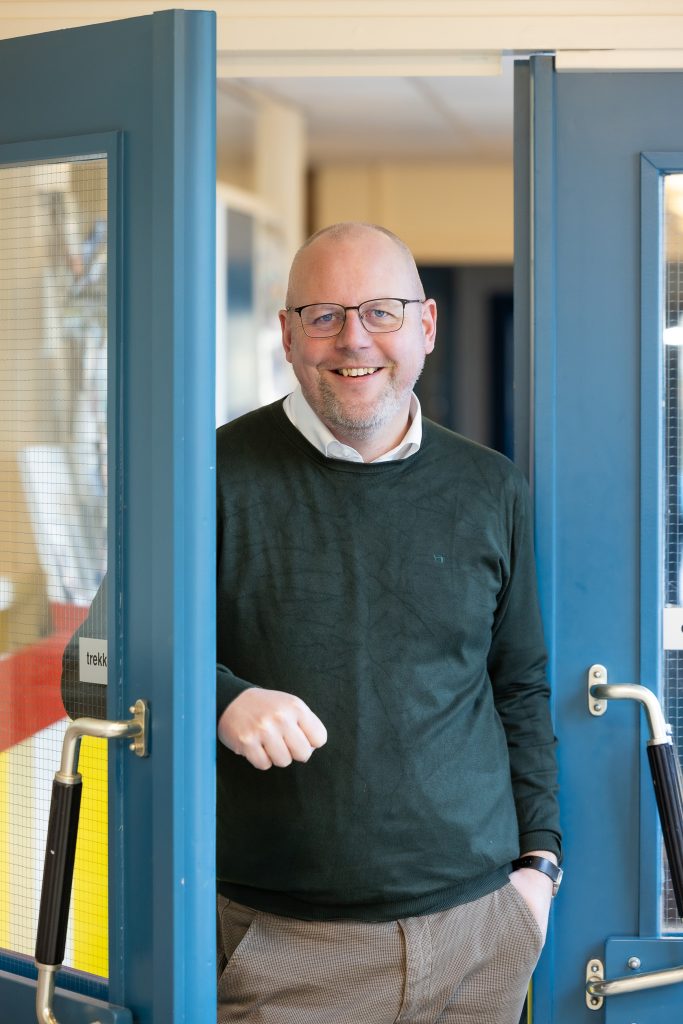 Kees Guijt heeft als adjunct-directeur de dagelijkse leiding op de Prins Willem Alexanderschool in Katwijk. Sinds 1 september is hij ook projectleider Leren van Gedrag voor ons samenwerkingsverband. Enthousiast vertelt hij over zijn eerste maanden in die rol, waarin hij flink studie maakte van dit complexe thema. In gesprek over inzichten en bevindingen na de eerste projectfase van literatuurstudie en interviews.