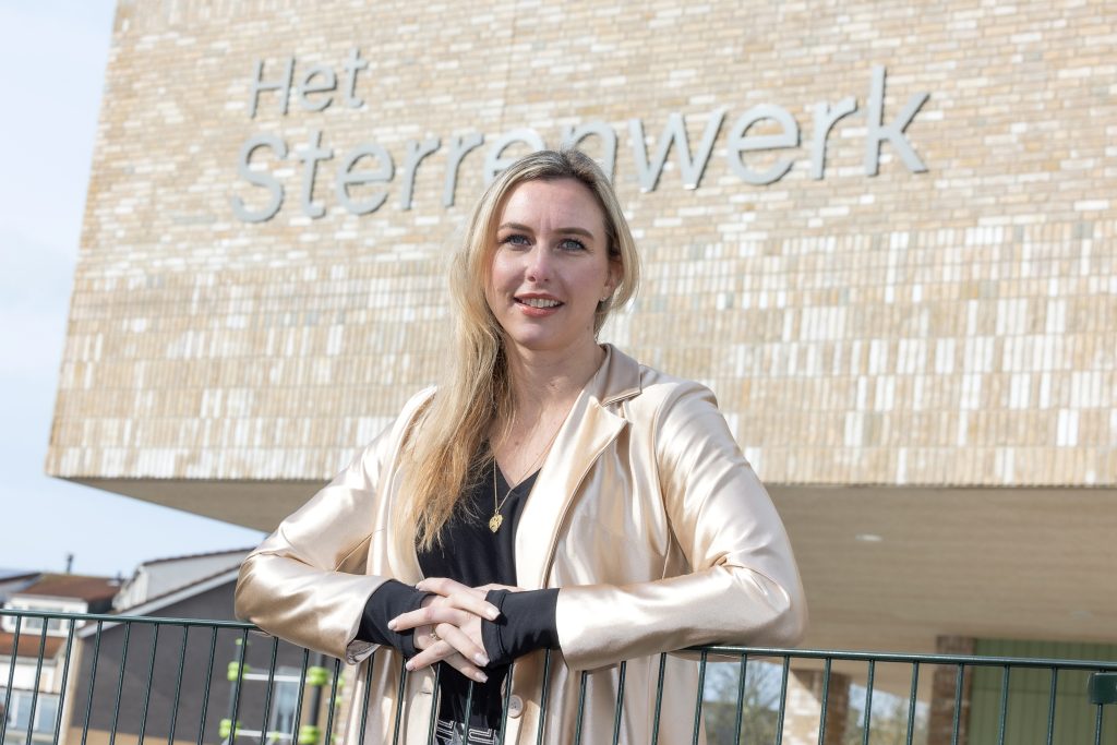 Dit schooljaar stapte Marisja’s dochter over van speciaal naar regulier onderwijs. Marisja en de scholen kijken terug en delen hun ervaringen.